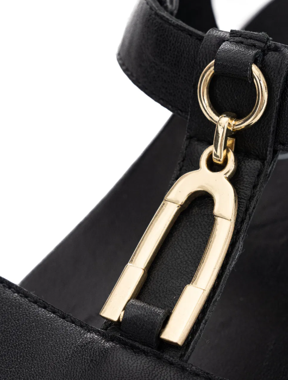 Sandale femme cuir Doublure cuir Semelle plateau Talon compensé mode Nu-pied dame Deux velcros ARA Bilbao 12-33515 coloris noir. Vu du bijou métallisé doré ornant le dessus de la chaussure.