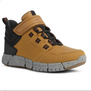 Baskets garçon imperméable Lacet élastiqué et velcro Boots enfant Tex respirant et résistant GEOX Flexyper coloris camel et noir. Vue d'ensemble de biais d'une chaussure droite