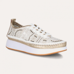Chaussure basse dame Tennis casual Cuir Femme Lacet Semelle plateau Voûte plantaire Cousu main PEDRO TORRES Coloris blanc / doré. Vue de biais d'une chaussure droite.