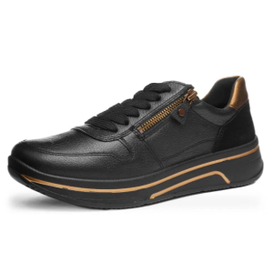 Tennis femme Cuir souple Semelle plateforme Grande largeur Sneakers dame Doublure éponge ARA Coloris noir. Vue de biais de l'avant d'une chaussure gauche.