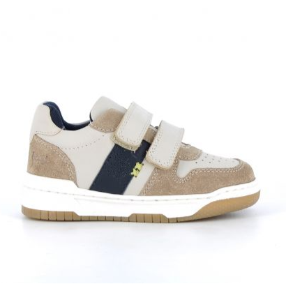 Tennis cuir garçon Deux velcros Baskets enfant Doublure textile BOPY coloris beige/sable/marine. Vue du côté extérieur d'une chaussure droite montrant la fermeture par scraths.