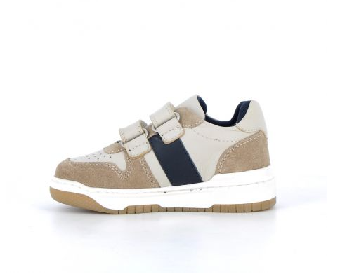 Tennis cuir garçon Deux velcros Baskets enfant Doublure textile BOPY coloris beige/sable/marine. Vue du côté intérieur d'une chaussure droite montrant la bande marine du décor.