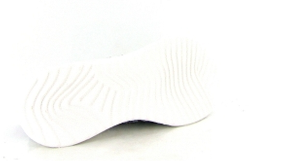 Mocassin tressés femme Sneakers à enfiler Lavable en machine Chaussures basses stretch dame ROCK SPRING coloris bleu / argent. Vue d'ensemble de dessous d'une chaussure droite montrant le dessin de la semelle.