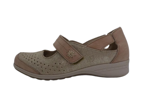 Ballerine cuir femme Velcro Talon compensé Sandale dame Arrière fermé SUAVE Coloris beige / or doux. Vue du côté extérieur d'une chaussure gauche mettant en avant la fermeture velcro.