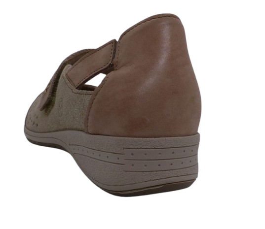 Ballerine cuir femme Velcro Talon compensé Sandale dame Arrière fermé SUAVE Coloris beige / or doux. Vue de l'arrière d'une chaussure gauche montrant le talon fermé.