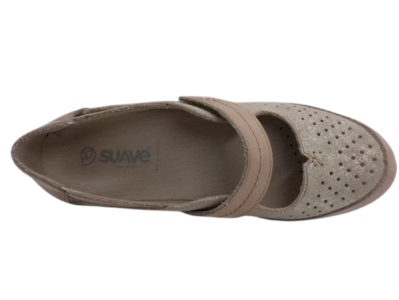 Ballerine cuir femme Velcro Talon compensé Sandale dame Arrière fermé SUAVE Coloris beige / or doux. Vue de dessus d'une chaussure gauche mettant en avant le cuir perforé.