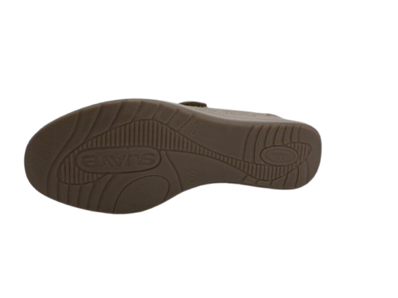 Ballerine cuir femme Velcro Talon compensé Sandale dame Arrière fermé SUAVE Coloris beige / or doux. Vue de la semelle de dessous d'une chaussure gauche laissant apparaître la marque.