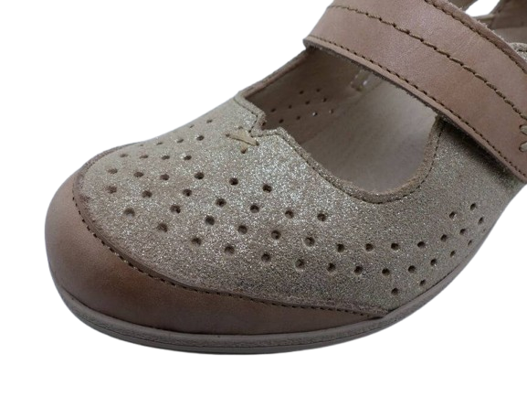 Ballerine cuir femme Velcro Talon compensé Sandale dame Arrière fermé SUAVE Coloris beige / or doux. Vue de détail du dessus d'une chaussure gauche montrant la fente d'aisance permettant de chausser les pieds larges.