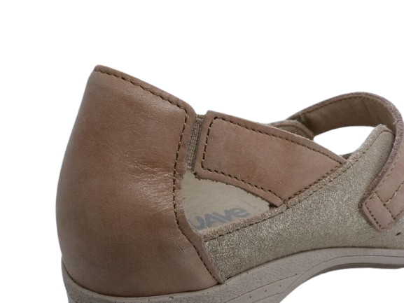 Ballerine cuir femme Velcro Talon compensé Sandale dame Arrière fermé SUAVE Coloris beige / or doux. Vue d'un détail d'une chaussure gauche montrant l'élastique au niveau de la bride du talon.