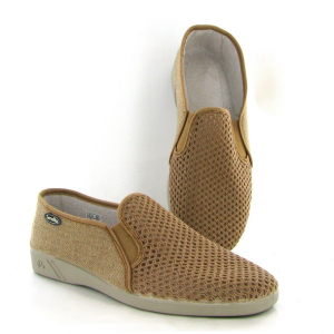 Chausson intérieur/extérieur homme doublé coton dessus textile aéré Cotés élastiqués SEMELFLEX Cupidon Coloris beige sable. Vue de deux chaussures. Chaussure droite vue de biais avant. Chaussure gauche vue de dessus.