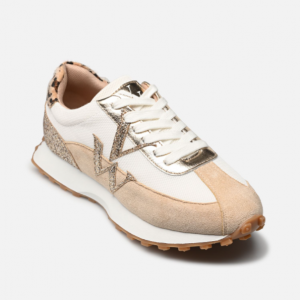 Tennis mode Textile et mesh Basket junior Lacets Talon très légèrement compensé Semelle intérieure amovible VANESSA WU Coloris beige / blanc cassé / strass doré. Vue de biais de l'avant d'une chaussure droite.