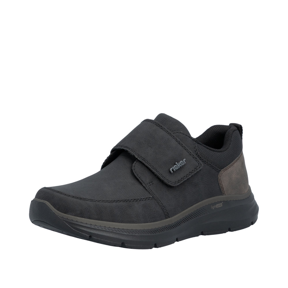 Chaussure basse homme Scratch Semelle souple Sneakers Simili cuir RIEKER B1854 Coloris noir. Vue de biais de l'avant d'une tennis gauche.