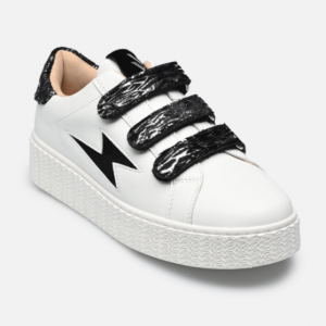 Tennis mode fille Semelle plateau Trois scratchs Doublure textile Sneakers femme tendance Semelle intérieure amovible VANESSA WU Coloris blanc / noir / argent. Vue de biais de l'ensemble d'une chaussure droite.