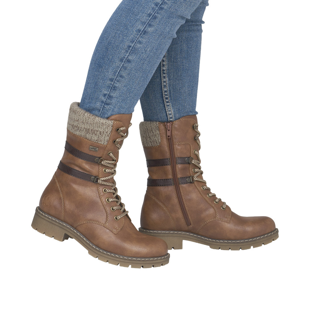 Boots femme Doublure chaude Lacets + zip Bottine dame faux cuir Talon décroché RIEKER Coloris marron camel. Vue d'ensemble de côté de deux chaussures portées.