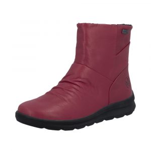 Bottine imperméable Cuir souple femme Talon compensé Boots dame Fermeture éclair Dessus effet plissé RIEKER coloris rouge. Vue de biais de l'avant d'une chaussure gauche.