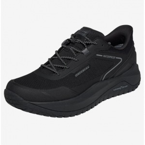 Tennis homme Toile imperméable Coutures étanchées Basket à enfiler Semelle épaisse SKECHERS 211367 Coloris noir. Vue de biais de l'avant d'une chaussure gauche.