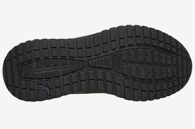 Tennis homme Toile imperméable Coutures étanchées Basket à enfiler Semelle épaisse SKECHERS 211367 Coloris noir. Vue du dessous d'une chaussure droite laissant apparaître les crampons de la semelle extérieure.