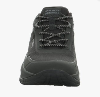 Tennis homme Toile imperméable Coutures étanchées Basket à enfiler Semelle épaisse SKECHERS 211367 Coloris noir. Vue de l'avant d'une chaussure droite laissant apparaître les lacets bicolores.