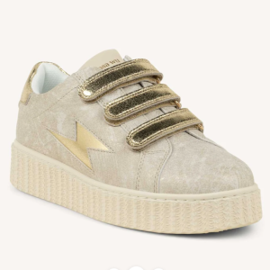 Sneakers femme tendance Semelle plateau Trois scratchs Doublure textile Tennis mode dame Semelle intérieure amovible VANESSA WU Coloris beige irisé / doré. Vue de biais de l'avant d'une chaussure droite.