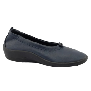 Chaussure femme faux cuir extensible Talon compensé Ballerine dame extra souple ARCOPEDICO Coloris marine. Vue de côté d'une chaussure droite.