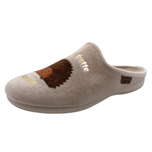 Mule talon compensé femme semelle caoutchouc Chausson velours chaud dame message humoristique "QUI S'Y FROTTE S'Y PIQUE !!" LA MAISON DE L'ESPADRILLE Coloris beige / motif marron. Vue de biais de l'ensemble d'une chaussure gauche.