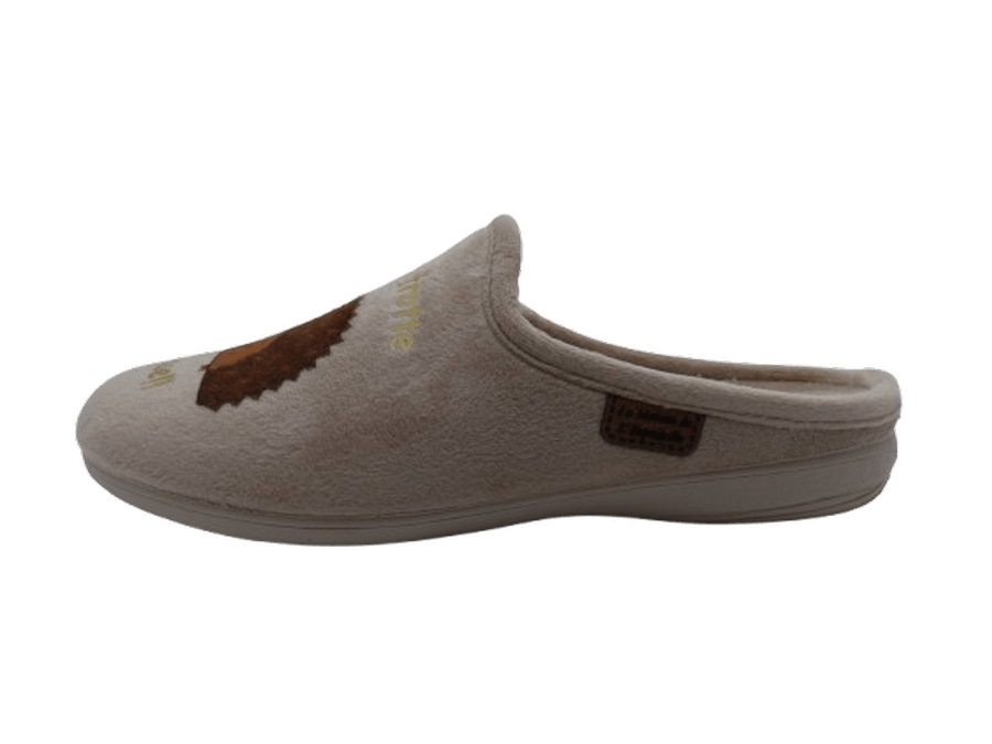Mule talon compensé femme semelle caoutchouc Chausson velours chaud dame message humoristique "QUI S'Y FROTTE S'Y PIQUE !!" LA MAISON DE L'ESPADRILLE Coloris beige / motif marron. Vue du côté extérieur d'une chaussure gauche laissant apparaître la marque "la maison de l'espadrille".