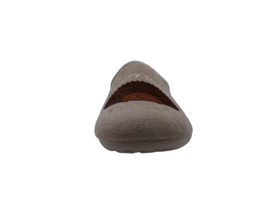 Mule talon compensé femme semelle caoutchouc Chausson velours chaud dame message humoristique "QUI S'Y FROTTE S'Y PIQUE !!" LA MAISON DE L'ESPADRILLE Coloris beige / motif marron. Vue de l'avant d'une chaussure gauche laissant apparaître la forme du bout.