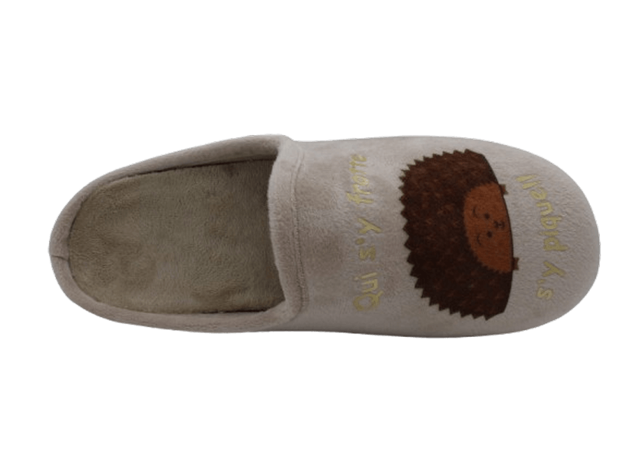 Mule talon compensé femme semelle caoutchouc Chausson velours chaud dame message humoristique "QUI S'Y FROTTE S'Y PIQUE !!" LA MAISON DE L'ESPADRILLE Coloris beige / motif marron. Vue de dessus d'une chaussure gauche laissant apparaître une partie de la semelle intérieur ainsi que le décor hérisson.